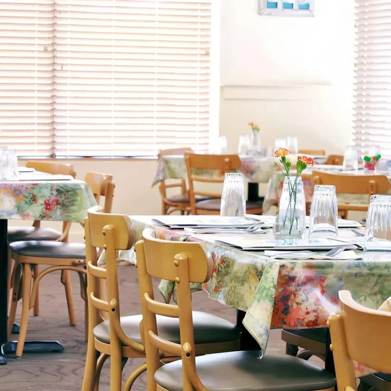 Comfortable Dining, House-Style Feel